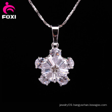 Fashion Flower Shape Pendant with Gemstone